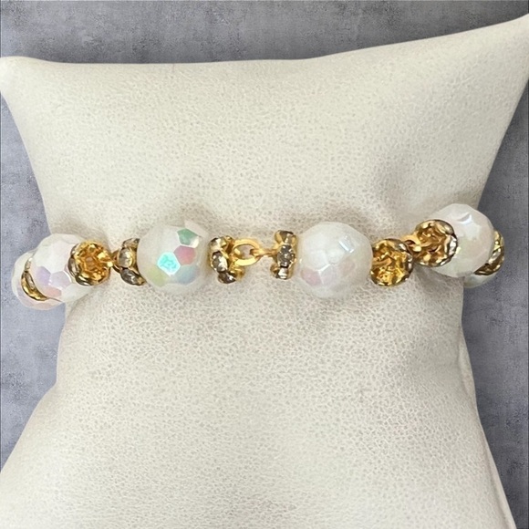 White and gold tone beaded bracelet with magnetic clasp  - Picture 3 of 5